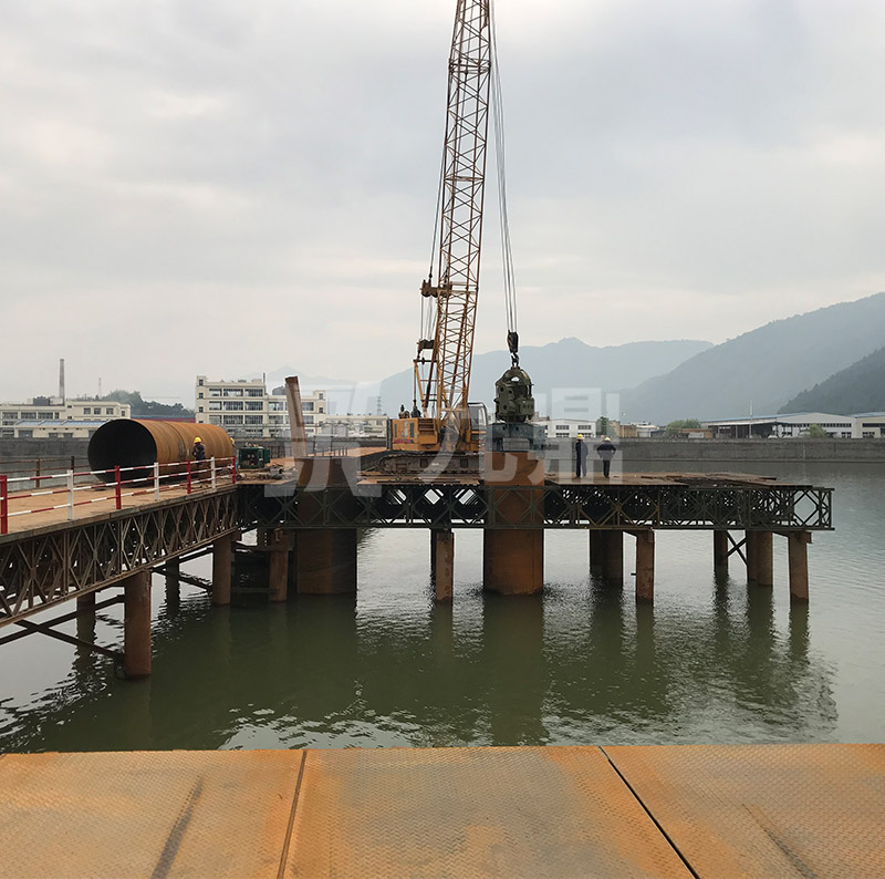   應急(ji)貝雷(lei)鋼便橋(qiao)咊固定(ding)貝(bei)雷(lei)鋼(gang)便(bian)橋(qiao)具有構件少(shao)，重量(liang)輕，成(cheng)本(ben)低(di)的(de)特(te)點