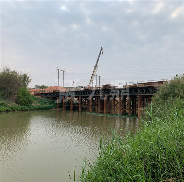 上承(cheng)式(shi)8米(mi)寬鋼便(bian)橋(qiao)