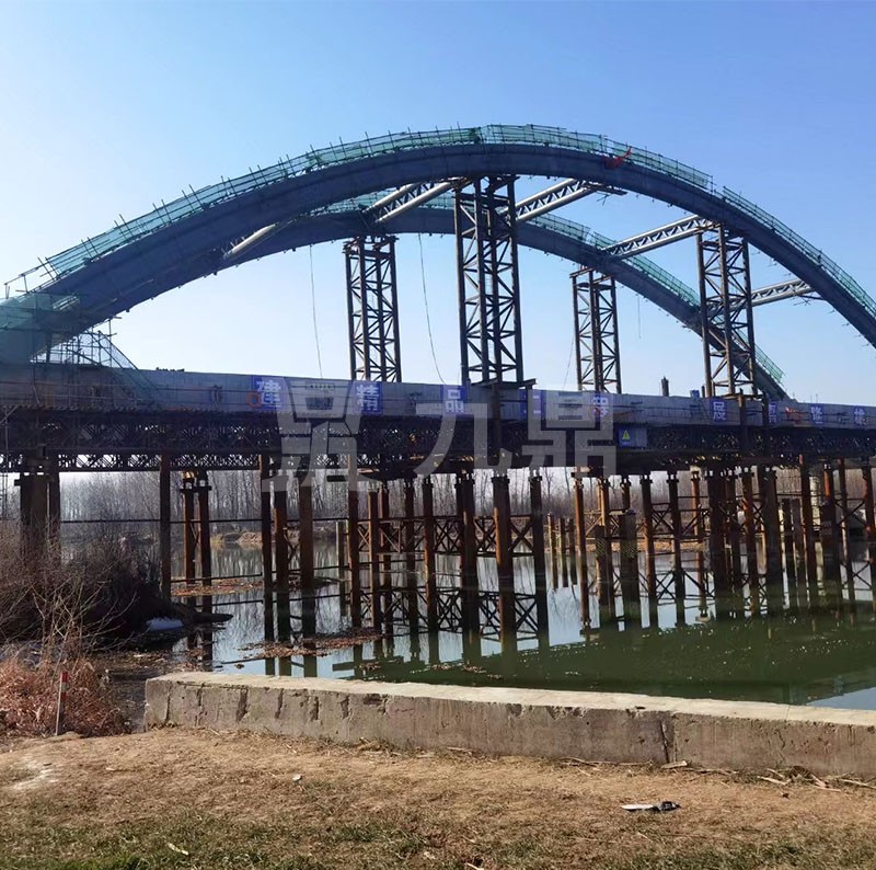 貝(bei)雷(lei)橋(qiao)安(an)裝(zhuang)時絃(xian)桿(gan)的支撐(cheng)