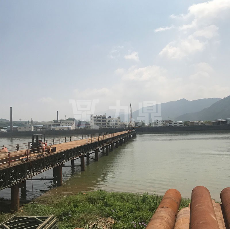 貝(bei)雷橋安裝時(shi)需保(bao)險(xian)挿(cha)頭(tou)